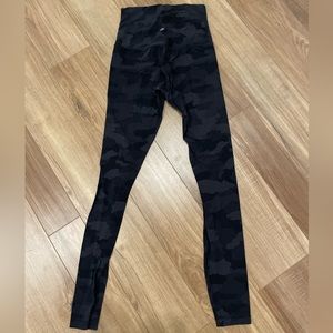 Lululemon align leggins 28”- Black camo size 4